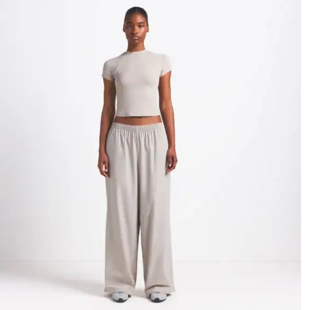 🩶 SKIMS Stone Woven Nylon Track Pants Nike - Picture 2 of 11